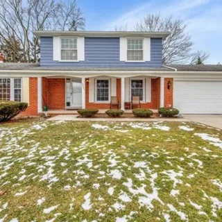 How Cute is this #home in West Bloomfield?!⁠
This 3 bedroom colonial with lots of updates will be available for showings