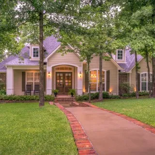 Are you thinking about #selling your #home while the market is still high?⁠
⁠
Not sure if your home is ready or how to